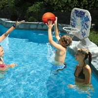 Košarka na bazenu na otvorenom igra u bazenu i lopta