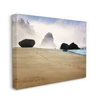 Stupell Industries pijesak na Plaži otisci stopala maglovite stijene obalna Fotogalerija omotano platno ispis zidne umjetnosti